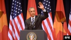 Obama saluda tras un discurso al pueblo vietnamita. EFE