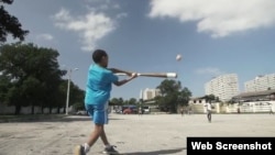 Niños cubanos jugando pelota, película Baseball's Final Frontier.