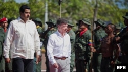  El presidente de Venezuela, Nicolás Maduro (i), recibe a su homólogo de Colombia, Juan Manuel Santos.