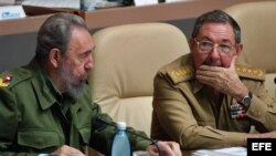Fidel y Raúl Castro durante una reunión del parlamento en 2006, meses antes de que el primero se viera obligado a delegar el poder en el segundo, a causa de serios problemas de salud.