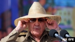 Raúl Castro, se prepara para su discurso en la ciudad de Santiago de Cuba, durante un acto celebrado por el 60 aniversario del asalto al cuartel Moncada.