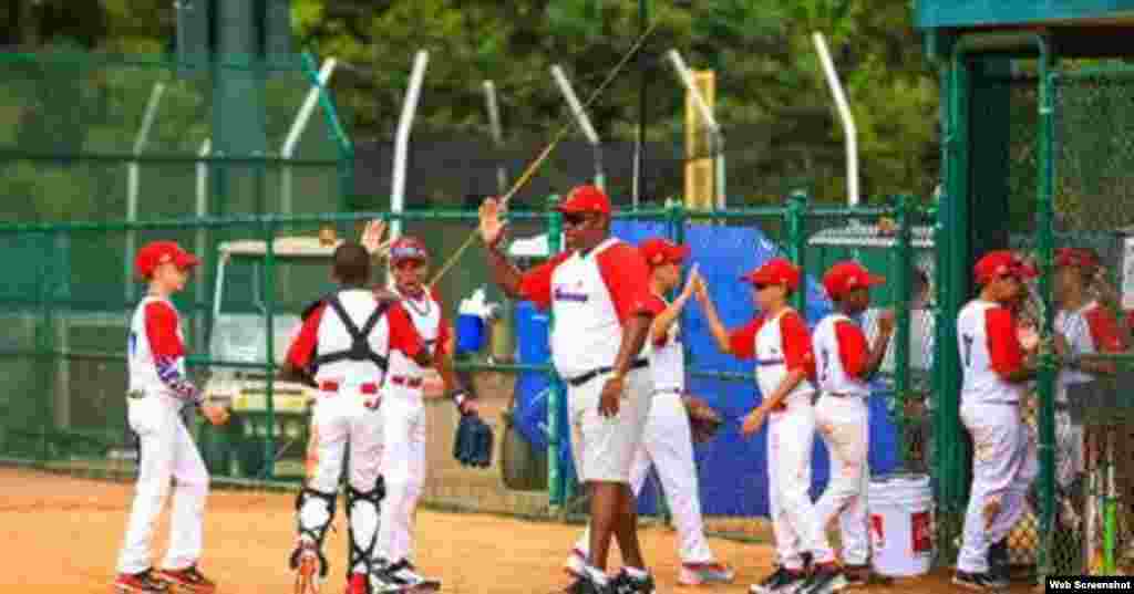 Noel Tortoló, mánager del equipo infantil &quot;Los Habaneros&quot;, felicita a los peloteritos cubanos que juegan en el torneo Disney Salute to Baseball, en Orlando, Florida. Imagen tomada de un vídeo del periódico Orlando Sentinel.