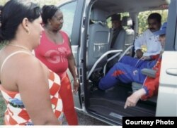 De paseo con Maduro a bordo de su Mercedes Viano, El ex gobernante cubano "interroga" a dos vecinas.
