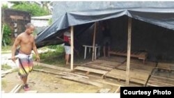 Improvisadas casas de madera y nylon albergan a migrantes cubanos en Turbo, Colombia
