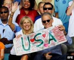 La esposa del vicepresidente de EEUU, Joe Biden, Jill Biden (i), junto al Embajador de EEUU en Cuba, Jeffrey De Laurentis(d).