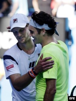 Federer (dcha) saluda a Seppi tras su derrota en la tercera ronda del Abierto de Australia.