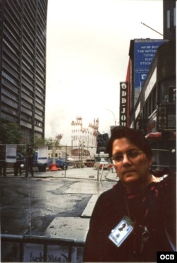 Carmen María Rodríguez trasmitiendo para Radio Martí tras el ataque del 11 de Septiembre del 2001.