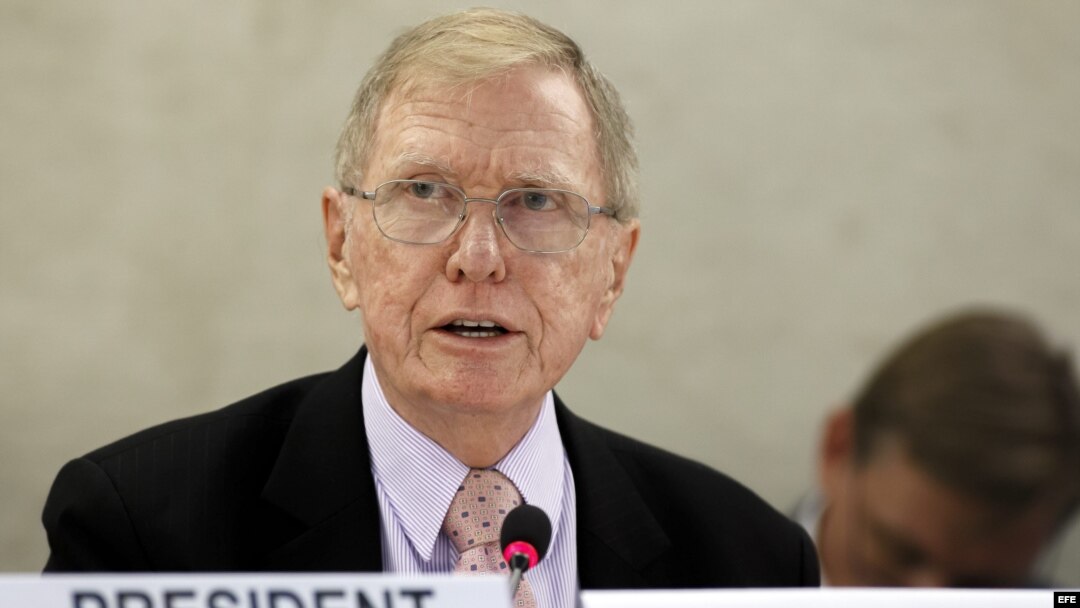 El presidente de la Comisión de Investigación de la ONU sobre Corea del Norte, Michael Kirby, ofrece una rueda de prensa celebrada en la sede de las Naciones Unidas europea, Ginebra (Suiza).