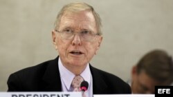 El presidente de la Comisión de Investigación de la ONU sobre Corea del Norte, Michael Kirby, ofrece una rueda de prensa celebrada en la sede de las Naciones Unidas europea, Ginebra (Suiza).