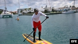 El estadounidense Benjamin Friberg inicia hoy, jueves 1 de agosto de 2013, en La Habana (Cuba), una inédita travesía marina entre Cuba y Estados Unidos sobre una tabla de surf y remando todo el tiempo de pie, con el objetivo de promover la amistad entre los dos países