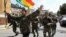 Centenares de sargentos y suboficiales se movilizan hoy, viernes 25 de abril de 2014, para reclamar reformas contra lo que consideran discriminación en las Fuerzas Armadas de Bolivia.