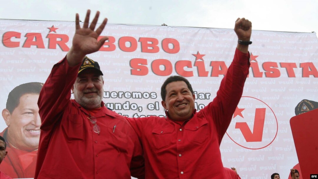 Fotografía cedida el 6 de octubre de 2008, por el Palacio de Miraflores del presidente de Venezuela, Hugo Chávez (d), al lado del candidato a la gobernación del estado Carabobo por el PSUV Mario Silva (i), durante un acto de campaña electoral.