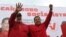 Fotografía cedida el 6 de octubre de 2008, por el Palacio de Miraflores del presidente de Venezuela, Hugo Chávez (d), al lado del candidato a la gobernación del estado Carabobo por el PSUV Mario Silva (i), durante un acto de campaña electoral.