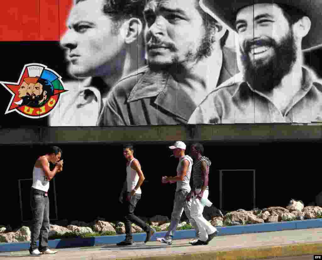 El cuerpo de baile del cabaret Tropicana actua para los participantes del VIII Congeso Mundial Yoruba, durante una Gala Cultural celebrada en el Teatro Nacional de La Habana el 8 de julio de 2003.
