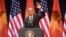 Obama saluda tras un discurso al pueblo vietnamita. EFE