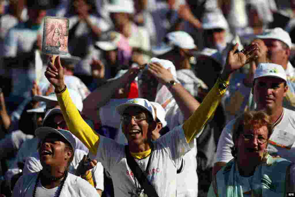 Santiagueros asisten a la misa del papa Benedicto XVI en la Plaza de la Revoluci&oacute;n Antonio Maceo.