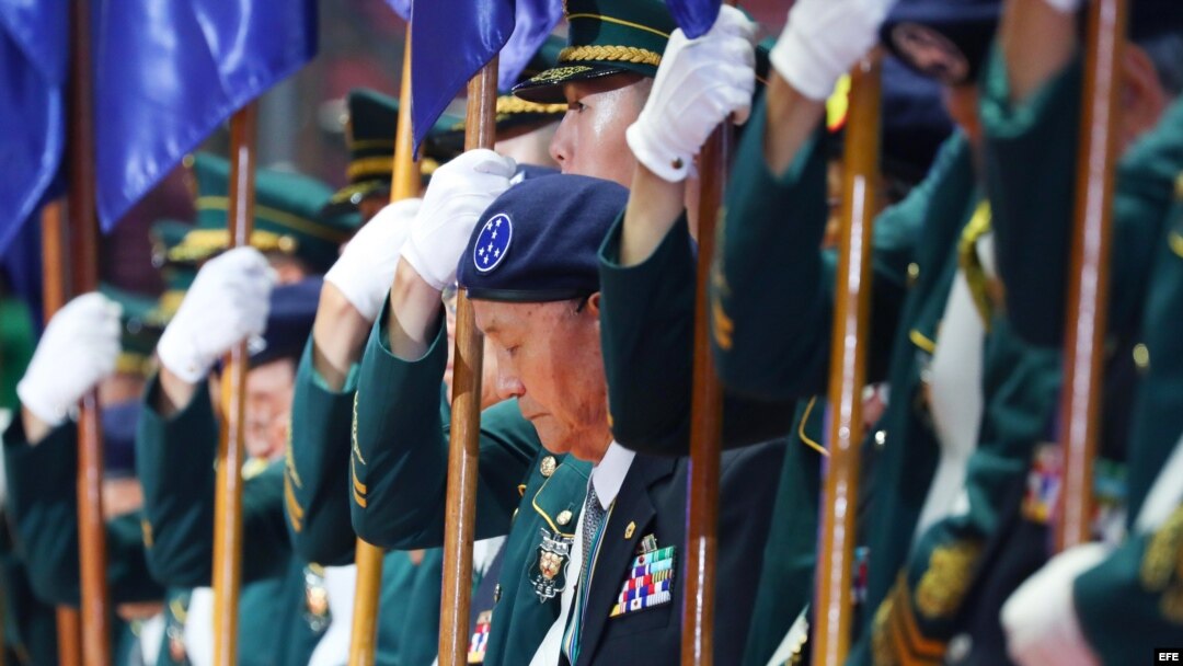 Un veterano de la Guerra de Corea guarda silencio durante la ceremonia del 68º aniversario del estallido de la guerra, en el estadio de Jamsil, en Seúl.