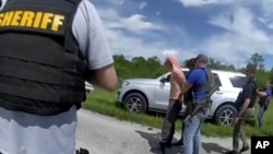 Momento del arresto de Ryan W. Routh, sospechoso de intento de asesinato contra Donald Trump. (Martin County Sheriff’s Office via AP)