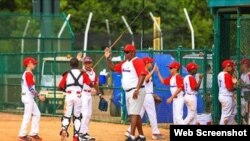 Noel Tortoló, mánager del equipo infantil "Los Habaneros", felicita a los peloteritos cubanos que juegan en el torneo Disney Salute to Baseball, en Orlando, Florida. Imagen tomada de un vídeo del periódico Orlando Sentinel.