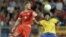El jugador Haris Seferovic (i) de Suiza disputa el balón con Dante (d) de Brasil hoy, miércoles 14 de agosto de 2013, durante su partido amistoso en el estadio St. Jakob-Park en Basilea (Suiza).