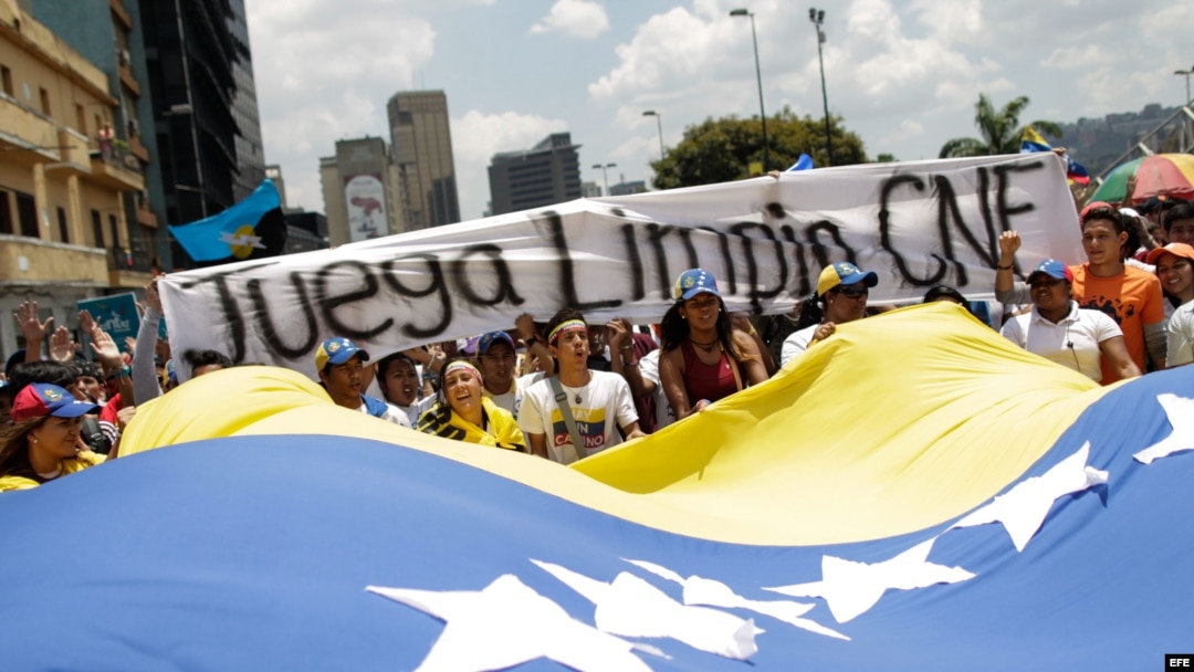 Marcha el 21 de marzo de 2013, en el centro de Caracas (Venezuela). Cuatro estudiantes opositores resultaron heridos tras ser agredidos