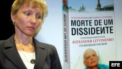 Archivo - Martina Litvinenko, viuda de Alexander Litvinenko, el ex espía ruso envenenado con polonio en Londres en 2006, durante la presentación de su libro 'Muerte de un disidente' escrito junto a Alex Goldfarb, en Lisboa, Portugal. 
