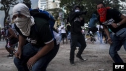 Estudiantes se enfrentan a miembros de la Policía Nacional Bolivariana.