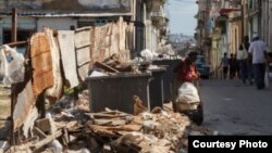 Los habaneros han vivido "durante decenios rodeados de basura, que no siempre es recogida a diario" (Juan Suárez, Havana Times).