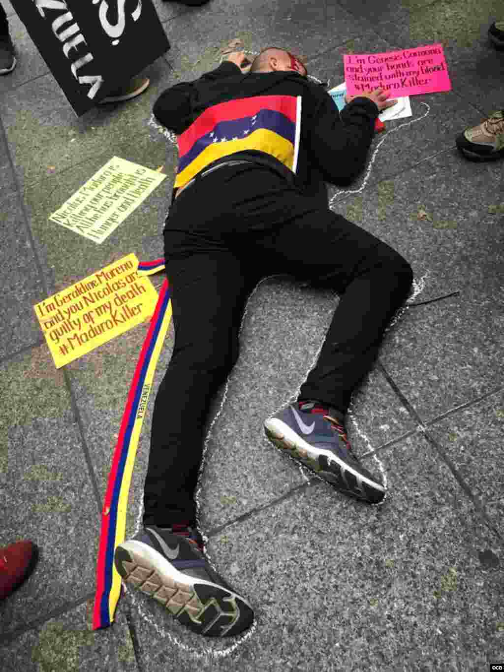 Manifestantes de la diáspora venezolana se concentraron este tarde frente al edificio de Naciones Unidas en Nueva York.