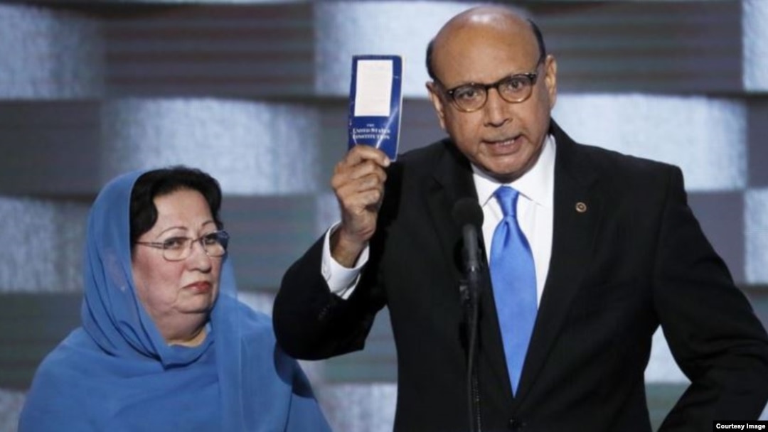 Trump, además, insinuó que Ghazala Khan, quien acompañó a su esposo durante el discurso, no tenía permitido hablar.