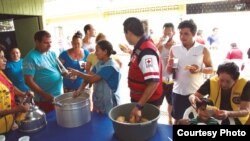 Migrantes cubanos acuden a almorzar en uno de los albergues habilitados por Costa Rica.