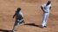 Robinson Canó corre las bases tras conectar un cuadrangular.