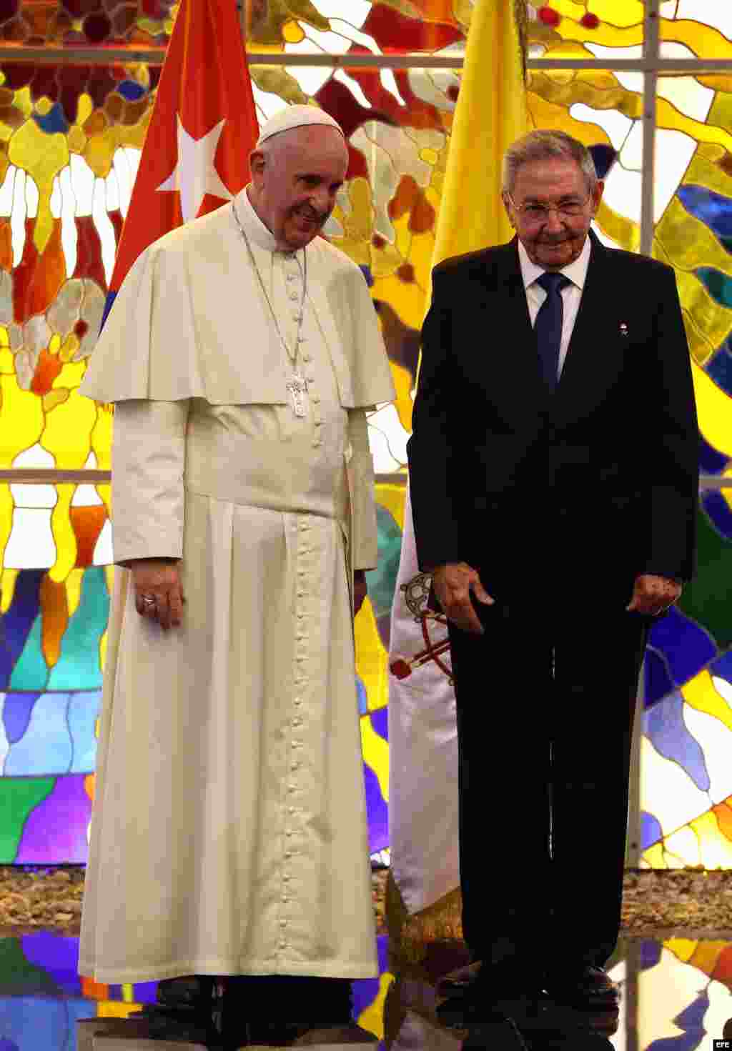 Raúl Castro y el papa Francisco posan para las cámaras en el intercambio de obsequiso.