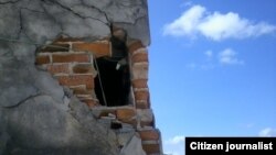 Problemas de salud y mobilidad enfrentan residentes en edificios deteriorados y vandalizados en Cuba.