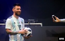 Lionel Messi posa con el balón oficial para el Mundial FIFA Rusia 2018, de nombre Telstar 18, durante su presentación en Moscú (Rusia) este 9 de noviembre de 2017.