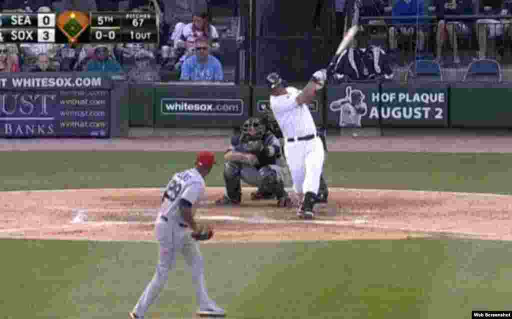 José "Pito" Abreu dispara frente a su compatriota Roenis Elías su jonrón 27, y queda delíder de la temporada