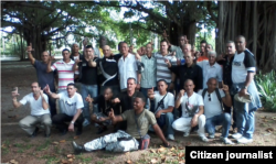 Reporta Cuba excarcelados en Parque Gandhi junto a activistas de derechos humanos Foto Angel Moya