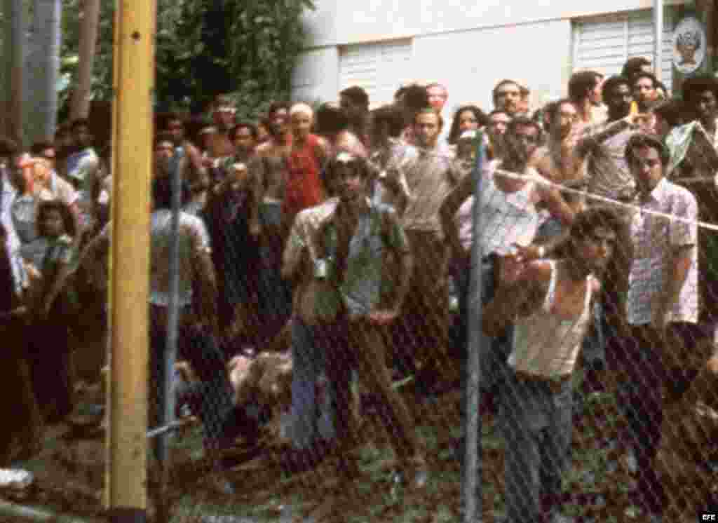 El 4 de abril de 1980 miles de cubanos entraron a la fuerza a la embajada peruana en La Habana a pedir asilo.