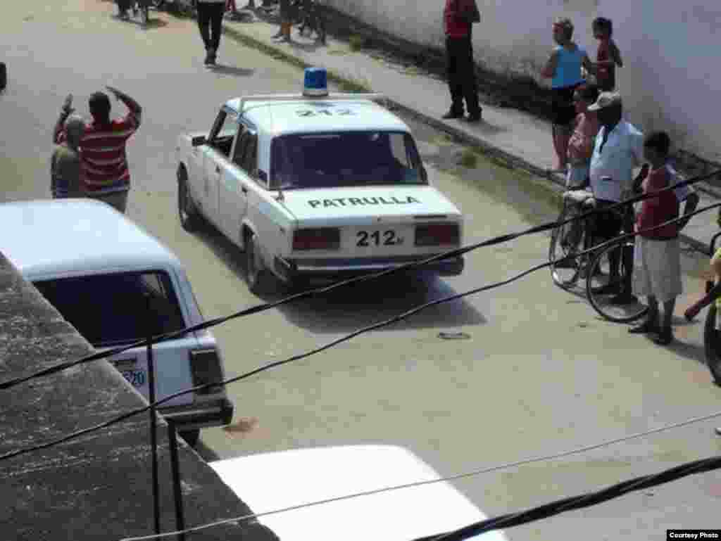 Carros patrulleros utilizados por las autoridades locales de Colón para detener a Damas de Blanco y opositores, segun divulgó @ivanlibre.