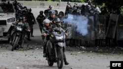 Efectivos de la Guardia Nacional Bolivariana (GNB) enfrentan a un grupo de manifestantes durante una protesta antigubernamental el 28 de julio de 2017.