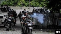 Efectivos de la Guardia Nacional Bolivariana (GNB) enfrentan a un grupo de manifestantes durante una protesta antigubernamental el 28 de julio de 2017.