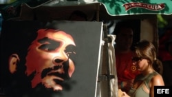 Turistas compran pinturas en La Habana, una de ellas con la imagen del Che Guevara.