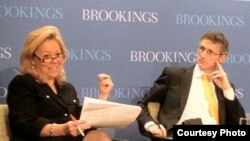 Ted Piccone (d) y la embajadora estadounidense Eileen Chamberlain Donahoe 
