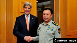 John Kerry con el general chino Fan Changlong.