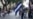 Un joven nicaragüense sostienen una bandera de Nicaragua mientras camina por una calle en San José, el 20 de septiembre de 2021.
