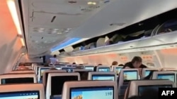 Interior del vuelo FZ 1073 de FlyDubai antes de su salida hacia Tel Aviv desde el aeropuerto de Tabuk, en Arabia Saudí, donde aterrizó tras el ataque en cabina. 