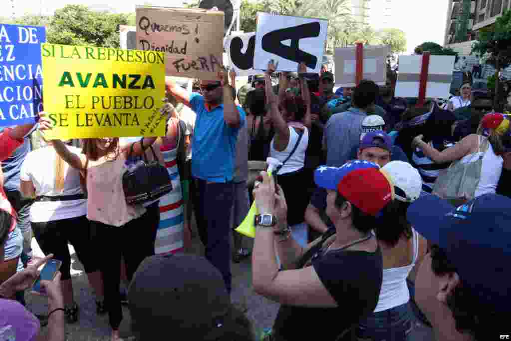 Protestas ante el hotel que hospeda a los jugadores de Villa Clara, en la Serie del Caribe.