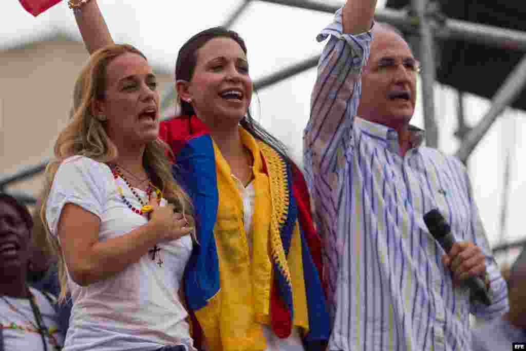 La dirigente opositora venezolana María Corina Machado (c) asiste en compañía del alcalde de Caracas, Antonio Ledezma (d) y Lilian Tintori (i), esposa del encarcelado dirigente o Leopoldo López, a una concentración en Chacaíto por la libertad de los preso