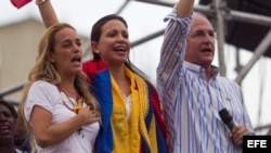 La dirigente opositora venezolana María Corina Machado (c) asiste en compañía del alcalde de Caracas, Antonio Ledezma (d) y Lilian Tintori (i), esposa del encarcelado dirigente Leopoldo López, a una concentración en Chacaíto por la libertad de los presos políticos.