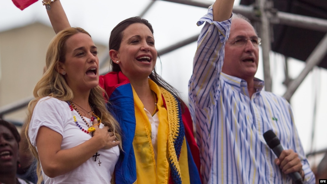 La dirigente opositora venezolana María Corina Machado (c) asiste en compañía del alcalde de Caracas, Antonio Ledezma (d) y Lilian Tintori (i), esposa del encarcelado dirigente Leopoldo López, a una concentración en Chacaíto por la libertad de los presos políticos.
